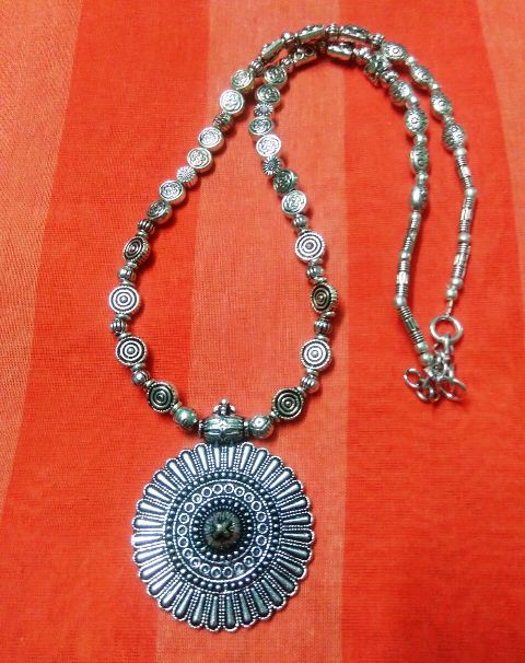 Metal best sale necklace set